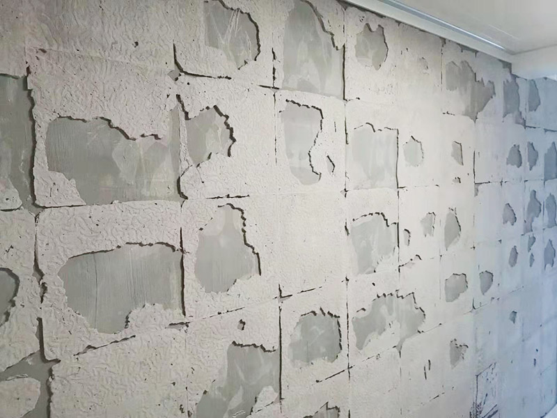 墻磚拆除維修：先把地面上的東西全搬出去，然后戴上手套和防護眼鏡，用錘子把一塊瓷磚敲碎，再用扁的鑿子往里撬，一片一片慢慢鑿，這種方法費力費時。用小型的電鎬或瓷磚鏟除機就能輕輕松松完成任務(wù)。