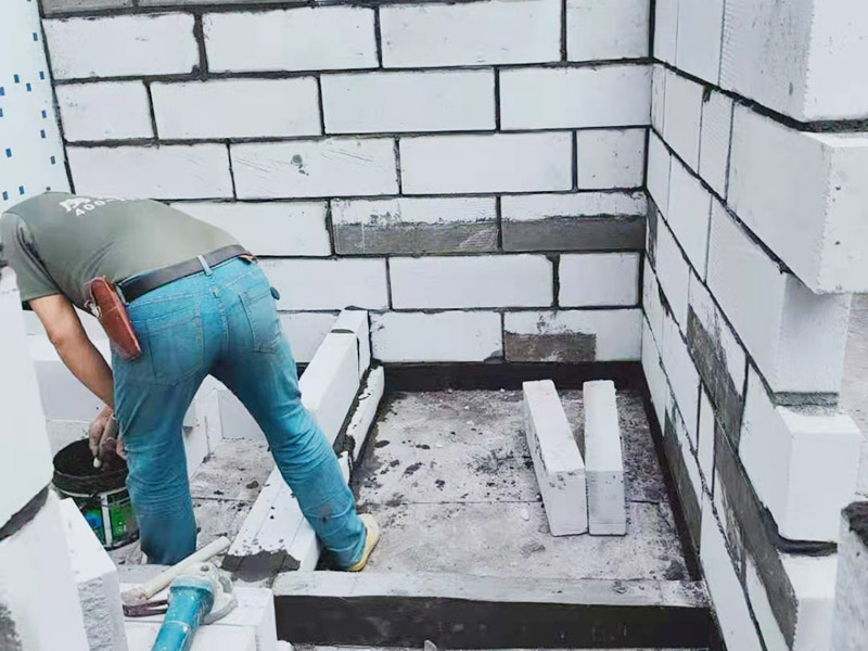 水泥砌空心磚施工：先用墨斗彈出統(tǒng)一的水平線、房間地面整體的縱橫直角線和墻體垂直線。在砌筑前，要先將樓地面用水泥砂漿找平。根據(jù)現(xiàn)場實際尺寸排第一層磚，要注意預留出門窗及洞口的尺寸。施工過程中，要嚴格控制水泥砂漿強度等級，確保砌筑砂漿飽滿。衛(wèi)生間及廚房必須倒地梁，倒地梁處必須鏟除原有的防水層，不能在原有的防水層或者砂漿層上直接砌筑。地梁的高度不得低于150毫米，其寬度一般與磚同寬。倒地梁前應先沖洗地面，并用素水泥漿做結(jié)合處理。