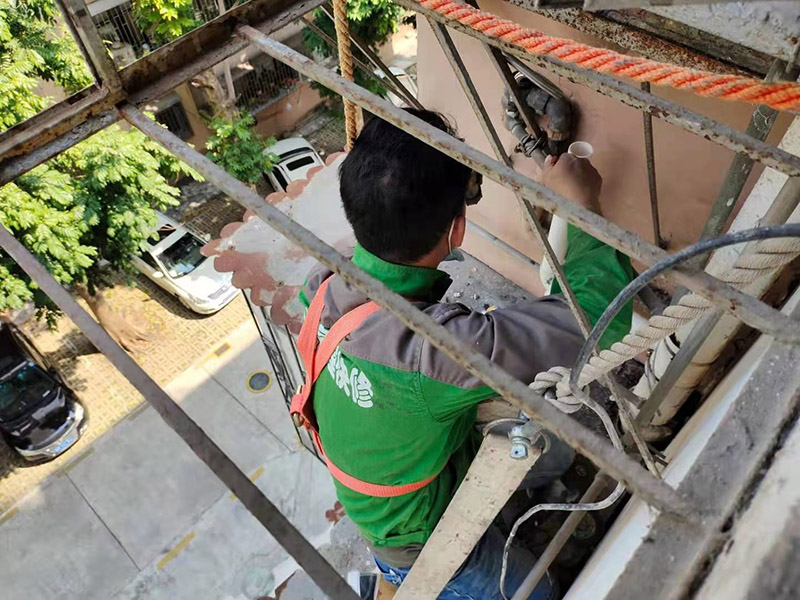 外墻水管改造維修：確定管道的走向和高度。接下來用云石機(jī)開槽。根據(jù)需要裁剪出各種長(zhǎng)度的管材，待用。熱熔機(jī)加熱，綠燈變成紅燈時(shí)把管材放進(jìn)去連接。放管，安裝管卡。15mm冷水管間隔應(yīng)小于0.6m，熱水管為0.25米。20mm冷水管應(yīng)小于0.6米，熱水管應(yīng)小于0.3米。用料漿填槽抹平即可。