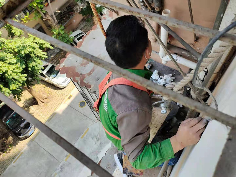 外墻水管改造維修：確定管道的走向和高度。接下來用云石機(jī)開槽。根據(jù)需要裁剪出各種長(zhǎng)度的管材，待用。熱熔機(jī)加熱，綠燈變成紅燈時(shí)把管材放進(jìn)去連接。放管，安裝管卡。15mm冷水管間隔應(yīng)小于0.6m，熱水管為0.25米。20mm冷水管應(yīng)小于0.6米，熱水管應(yīng)小于0.3米。用料漿填槽抹平即可。