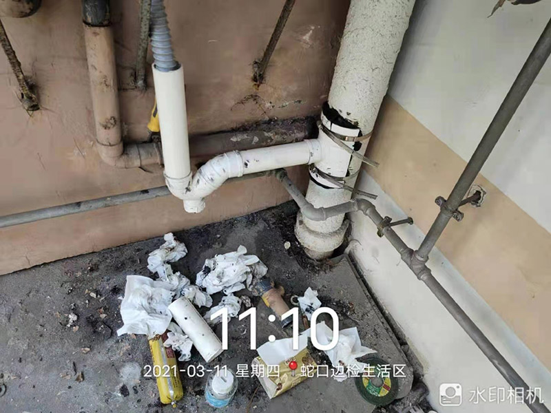 外墻水管改造維修：確定管道的走向和高度。接下來用云石機(jī)開槽。根據(jù)需要裁剪出各種長(zhǎng)度的管材，待用。熱熔機(jī)加熱，綠燈變成紅燈時(shí)把管材放進(jìn)去連接。放管，安裝管卡。15mm冷水管間隔應(yīng)小于0.6m，熱水管為0.25米。20mm冷水管應(yīng)小于0.6米，熱水管應(yīng)小于0.3米。用料漿填槽抹平即可。