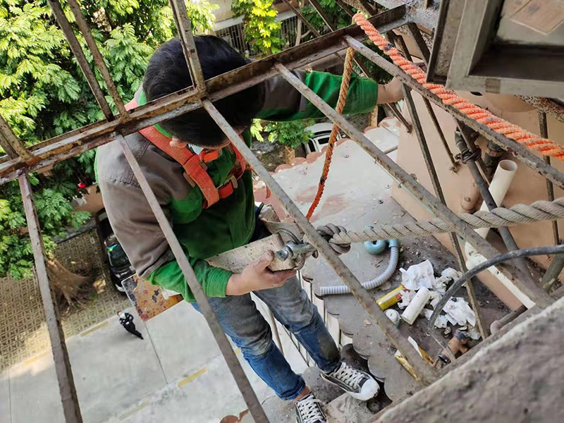 外墻水管改造維修：確定管道的走向和高度。接下來用云石機(jī)開槽。根據(jù)需要裁剪出各種長(zhǎng)度的管材，待用。熱熔機(jī)加熱，綠燈變成紅燈時(shí)把管材放進(jìn)去連接。放管，安裝管卡。15mm冷水管間隔應(yīng)小于0.6m，熱水管為0.25米。20mm冷水管應(yīng)小于0.6米，熱水管應(yīng)小于0.3米。用料漿填槽抹平即可。