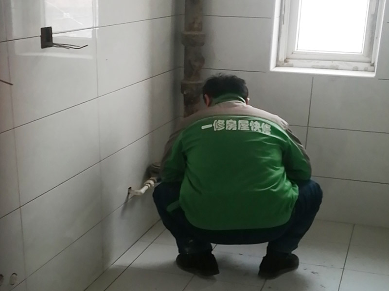 衛(wèi)生間貼磚施工：一是墻磚應(yīng)從下向上鋪貼,且一面墻不能一次貼到頂,接縫一般為1~3毫米;二是鋪貼前要先處理墻面的平整,處理裂縫;三是粘結(jié)材料的涂抹要中間稍高于四周,用橡膠錘敲擊表面以固定,這樣一來可以避免空氣積存于粘結(jié)層中。同時要進行水平檢測;四是粘結(jié)材料要挑和適當,一般墻面水泥與沙比例為1:4,地面水泥與沙比例為1:32. 地面要打平。 注意的是防水層的處理。在廚廁之些地方的墻面更應(yīng)高度注意。因為更換瓷片通常會破壞原有水泥沙槳防水層。補救辦法是在貼設(shè)瓷磚前先打一層瀝青防水層。