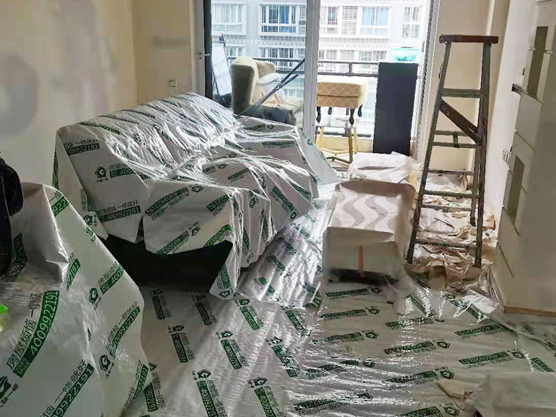 裝修成品保護：各種裝修物料的進場以及各種建筑裝修垃圾的清理，都會經(jīng)過入戶門，這些物品在搬運的過程中，難免會和入戶門發(fā)生磕碰，造成入戶門的磕碰劃傷，所以，第一個需要做好成品保護的地方就是入戶門。 做法：在裝修開工前直到家具進場期間，都需要對入戶門進行保護！可以使用成品保護膜將門包裹。 地面瓷磚鋪貼完后，用成品保護膜覆蓋磚面，既可以防止裝修時的沙子磨傷地面，同時也能有效地防止油漆涂料等有色液體滴落磚面，造成地面污染。 好處：1.平整美觀；2.不會有泥沙塵土進入瓷磚；3.施工時不會刮花瓷磚；4.時間久了瓷磚依然干凈無塵。