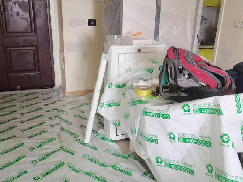 裝修成品保護：各種裝修物料的進場以及各種建筑裝修垃圾的清理，都會經(jīng)過入戶門，這些物品在搬運的過程中，難免會和入戶門發(fā)生磕碰，造成入戶門的磕碰劃傷，所以，第一個需要做好成品保護的地方就是入戶門。 做法：在裝修開工前直到家具進場期間，都需要對入戶門進行保護！可以使用成品保護膜將門包裹。 地面瓷磚鋪貼完后，用成品保護膜覆蓋磚面，既可以防止裝修時的沙子磨傷地面，同時也能有效地防止油漆涂料等有色液體滴落磚面，造成地面污染。 好處：1.平整美觀；2.不會有泥沙塵土進入瓷磚；3.施工時不會刮花瓷磚；4.時間久了瓷磚依然干凈無塵。