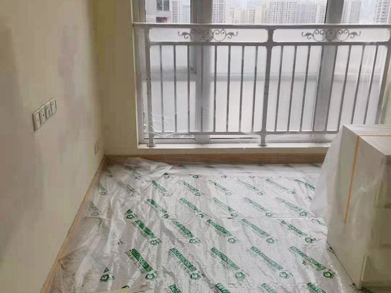 裝修成品保護：各種裝修物料的進場以及各種建筑裝修垃圾的清理，都會經(jīng)過入戶門，這些物品在搬運的過程中，難免會和入戶門發(fā)生磕碰，造成入戶門的磕碰劃傷，所以，第一個需要做好成品保護的地方就是入戶門。 做法：在裝修開工前直到家具進場期間，都需要對入戶門進行保護！可以使用成品保護膜將門包裹。 地面瓷磚鋪貼完后，用成品保護膜覆蓋磚面，既可以防止裝修時的沙子磨傷地面，同時也能有效地防止油漆涂料等有色液體滴落磚面，造成地面污染。 好處：1.平整美觀；2.不會有泥沙塵土進入瓷磚；3.施工時不會刮花瓷磚；4.時間久了瓷磚依然干凈無塵。