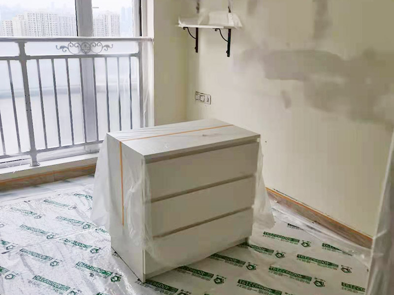 裝修成品保護：各種裝修物料的進場以及各種建筑裝修垃圾的清理，都會經(jīng)過入戶門，這些物品在搬運的過程中，難免會和入戶門發(fā)生磕碰，造成入戶門的磕碰劃傷，所以，第一個需要做好成品保護的地方就是入戶門。 做法：在裝修開工前直到家具進場期間，都需要對入戶門進行保護！可以使用成品保護膜將門包裹。 地面瓷磚鋪貼完后，用成品保護膜覆蓋磚面，既可以防止裝修時的沙子磨傷地面，同時也能有效地防止油漆涂料等有色液體滴落磚面，造成地面污染。 好處：1.平整美觀；2.不會有泥沙塵土進入瓷磚；3.施工時不會刮花瓷磚；4.時間久了瓷磚依然干凈無塵。