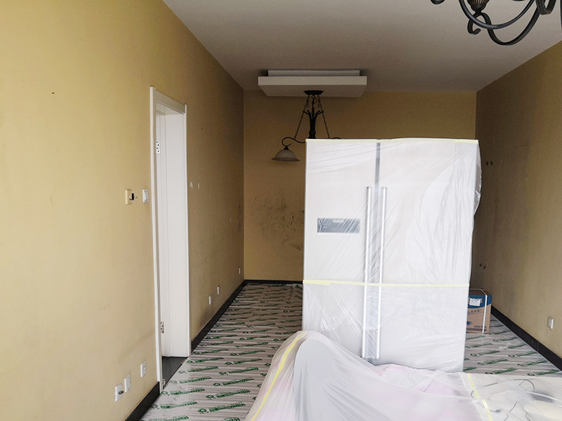 二手房翻新改造：第一步：規(guī)劃與設(shè)計(jì)。就是計(jì)劃一下哪里需要改動(dòng)，哪里需要重裝，費(fèi)用預(yù)算之類(lèi)的，進(jìn)行一個(gè)全面的預(yù)估，最終裝修的樣子落在圖紙上。第二步，拆舊與改造。這個(gè)在二手房改造中非常重要，對(duì)于不滿(mǎn)意的結(jié)構(gòu)進(jìn)行拆除，同時(shí)要考慮到一些承重墻。第三步：水電改造。也就是傳說(shuō)中的隱蔽工程，很多二手房都需要改水電，因?yàn)樵瓉?lái)的設(shè)計(jì)不合理。