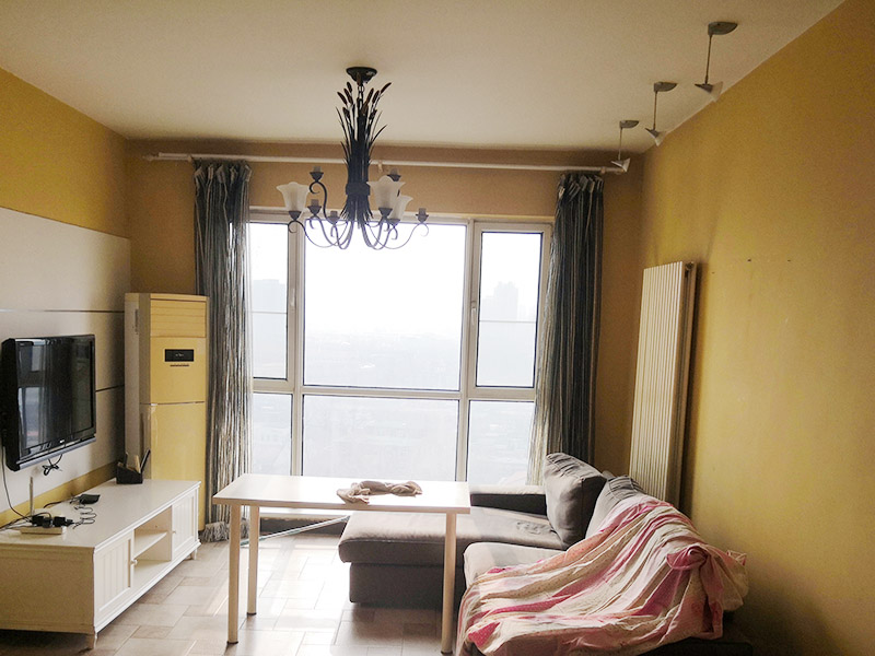 二手房翻新改造：第一步：規(guī)劃與設(shè)計(jì)。就是計(jì)劃一下哪里需要改動(dòng)，哪里需要重裝，費(fèi)用預(yù)算之類(lèi)的，進(jìn)行一個(gè)全面的預(yù)估，最終裝修的樣子落在圖紙上。第二步，拆舊與改造。這個(gè)在二手房改造中非常重要，對(duì)于不滿(mǎn)意的結(jié)構(gòu)進(jìn)行拆除，同時(shí)要考慮到一些承重墻。第三步：水電改造。也就是傳說(shuō)中的隱蔽工程，很多二手房都需要改水電，因?yàn)樵瓉?lái)的設(shè)計(jì)不合理。