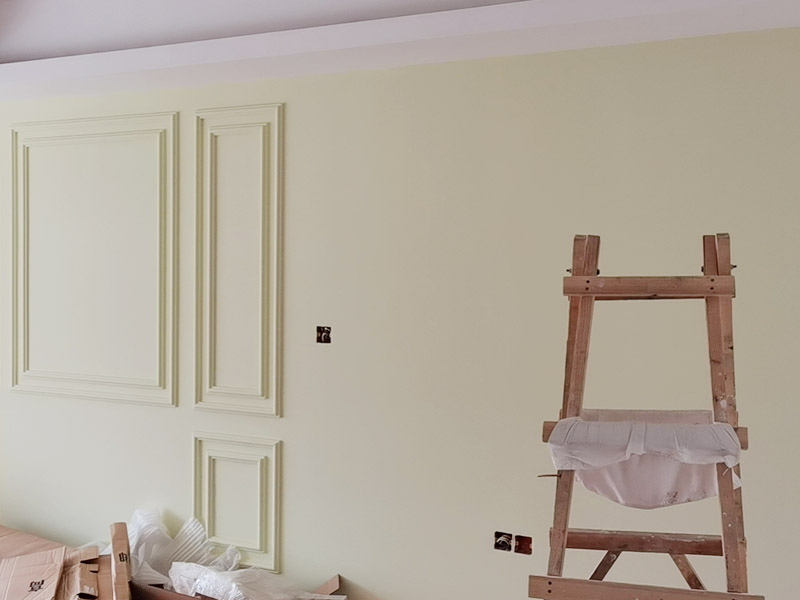 客廳墻面造型翻新：在進行客廳老墻面的翻新處理的時候要注意將老墻面的原有裝修和裝飾都一并的清除。如果老墻面是裝修了一兩年的，則可以只使用鋼刷和砂紙打磨墻面，讓墻面變得干凈平整之后開始新的乳膠漆粉刷工作，如果是裝修時間很長磨損很嚴重的老墻面，則需要用鏟子將墻面的原有裝修都鏟除，之后再刷上膩子開始新的粉刷工作。墻面的底漆作用非常重要，具有防潮、保護墻面、提高墻面粉刷效果的作用。所以底漆的步驟必不可少。在進行乳膠漆的涂刷之前先要計算好所有墻面需要的乳膠漆量，一次配好，避免二次配方產(chǎn)生色差的問題，從而導致墻面顏色不一致影響效果。在進行涂刷的時候也要從上到下順著一個方向進行涂刷。