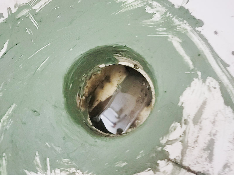 馬桶下水管打壓維修：1.觀察現(xiàn)場，以確定采購配件型號(hào)，及其他額外工具。 2.準(zhǔn)備工具及材料。準(zhǔn)備現(xiàn)場，沖一次清水，蓋上馬桶，把舊衣服墊在馬桶蓋上。 3.非常重要，通知你樓上的各家用戶，此期間不要使用馬桶沖水。 4.拆除舊管，先取下兩邊的捆綁固定物，用鉗子，一般是鐵絲擰的。然后吧管取下，一般塑料已經(jīng)老化，沒有彈性，但很脆，直接掰就行。 5.處理接口邊緣，主要是通便管道接口，老化膠皮粘著邊上，形成厚度，不敲掉的話新管套不進(jìn)去。然后兩邊接口抹上凡士林。不然上面有銹，套管的時(shí)候非常困難。廢舊衣物此時(shí)可以用來擦手。 6.套管，力氣活，技巧活。注意，先吧固定的鐵圈套中膠皮管口，不然對接上之后，就帶不上了。