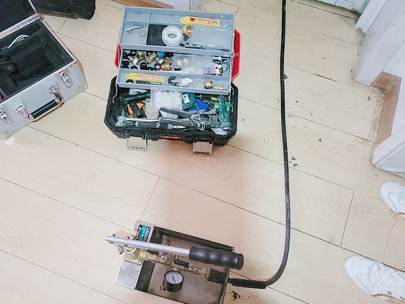 馬桶下水管打壓維修：1.觀察現(xiàn)場，以確定采購配件型號(hào)，及其他額外工具。 2.準(zhǔn)備工具及材料。準(zhǔn)備現(xiàn)場，沖一次清水，蓋上馬桶，把舊衣服墊在馬桶蓋上。 3.非常重要，通知你樓上的各家用戶，此期間不要使用馬桶沖水。 4.拆除舊管，先取下兩邊的捆綁固定物，用鉗子，一般是鐵絲擰的。然后吧管取下，一般塑料已經(jīng)老化，沒有彈性，但很脆，直接掰就行。 5.處理接口邊緣，主要是通便管道接口，老化膠皮粘著邊上，形成厚度，不敲掉的話新管套不進(jìn)去。然后兩邊接口抹上凡士林。不然上面有銹，套管的時(shí)候非常困難。廢舊衣物此時(shí)可以用來擦手。 6.套管，力氣活，技巧活。注意，先吧固定的鐵圈套中膠皮管口，不然對接上之后，就帶不上了。