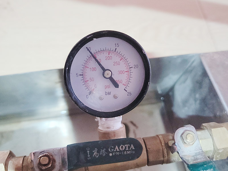 馬桶下水管打壓維修：1.觀察現(xiàn)場，以確定采購配件型號(hào)，及其他額外工具。 2.準(zhǔn)備工具及材料。準(zhǔn)備現(xiàn)場，沖一次清水，蓋上馬桶，把舊衣服墊在馬桶蓋上。 3.非常重要，通知你樓上的各家用戶，此期間不要使用馬桶沖水。 4.拆除舊管，先取下兩邊的捆綁固定物，用鉗子，一般是鐵絲擰的。然后吧管取下，一般塑料已經(jīng)老化，沒有彈性，但很脆，直接掰就行。 5.處理接口邊緣，主要是通便管道接口，老化膠皮粘著邊上，形成厚度，不敲掉的話新管套不進(jìn)去。然后兩邊接口抹上凡士林。不然上面有銹，套管的時(shí)候非常困難。廢舊衣物此時(shí)可以用來擦手。 6.套管，力氣活，技巧活。注意，先吧固定的鐵圈套中膠皮管口，不然對接上之后，就帶不上了。