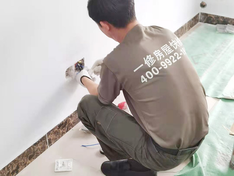 太空灰涂刷翻新：先查驗(yàn)下壓無氣噴涂裝備，試噴一下，包管噴涂的漆里平均、涂層致稀、漆膜細(xì)致。墻里仄整戰(zhàn)細(xì)致水平?jīng)]有曉得要比滾輪戰(zhàn)腳工的刷子做出的結(jié)果很多多少少倍。 　　噴涂的事情職員皆要身著專業(yè)的事情服才氣施工，每一個(gè)工人皆要顛末少達(dá)幾個(gè)月的專業(yè)培訓(xùn)，現(xiàn)場(chǎng)的量量有專人監(jiān)視把閉，流程設(shè)置天專業(yè)、嚴(yán)酷。手藝良好的初級(jí)噴涂技師正在3小時(shí)內(nèi)，能夠讓您家里的墻里面目一新。噴涂時(shí)工人會(huì)嚴(yán)酷根據(jù)操縱規(guī)程去施工，包管噴涂的結(jié)果又快又好。