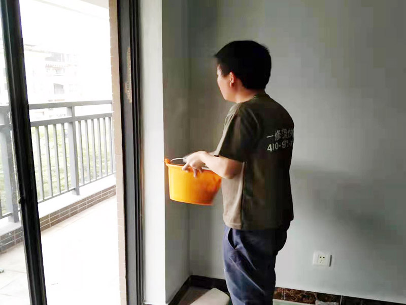 太空灰涂刷翻新：先查驗(yàn)下壓無氣噴涂裝備，試噴一下，包管噴涂的漆里平均、涂層致稀、漆膜細(xì)致。墻里仄整戰(zhàn)細(xì)致水平?jīng)]有曉得要比滾輪戰(zhàn)腳工的刷子做出的結(jié)果很多多少少倍。 　　噴涂的事情職員皆要身著專業(yè)的事情服才氣施工，每一個(gè)工人皆要顛末少達(dá)幾個(gè)月的專業(yè)培訓(xùn)，現(xiàn)場(chǎng)的量量有專人監(jiān)視把閉，流程設(shè)置天專業(yè)、嚴(yán)酷。手藝良好的初級(jí)噴涂技師正在3小時(shí)內(nèi)，能夠讓您家里的墻里面目一新。噴涂時(shí)工人會(huì)嚴(yán)酷根據(jù)操縱規(guī)程去施工，包管噴涂的結(jié)果又快又好。