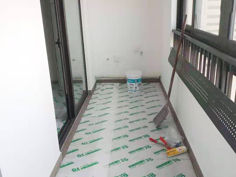 陽臺(tái)貼磚翻新：需要在粘結(jié)劑量置晾時(shí)間內(nèi)，將準(zhǔn)備好的瓷磚鋪壓到位，垂直于梳理方向輕微搓動(dòng)以排出磚下的空氣。鋪貼到位后用橡皮錘輕擊，用尺寸合適的十字定位架來調(diào)整表面平整度及接縫的平直。鋪設(shè)好的磚面應(yīng)該及時(shí)清理干凈，特別是去除殘留其上的粘結(jié)劑。合格的粘結(jié)劑干硬后即使在陶瓷磚面上也不易被清除掉。清理好的瓷磚面應(yīng)該立即擺放標(biāo)識(shí)進(jìn)行隔離，避免污染或擾動(dòng)，直到下一個(gè)填縫工序。 填縫后，用木版或其他工具刮去大灰，用6--8#園鋼清理灰縫，以突出磚的立體感，磁磚表面殘留水泥一定等其發(fā)白時(shí)(即干而未凝固時(shí))，用干布或鋸沫(木屑)、大沙、擦凈表面水泥，(注意一定不要用濕布)、布條、海綿等要勤擦勤換。 等徹底凝固后，用加長(zhǎng)柄化纖滾筒毛刷沾取20%--30%鹽酸溶液進(jìn)行全面清洗，之后用清水沖凈。這時(shí)要小心操作以免鹽酸沾染人身及衣物哦。