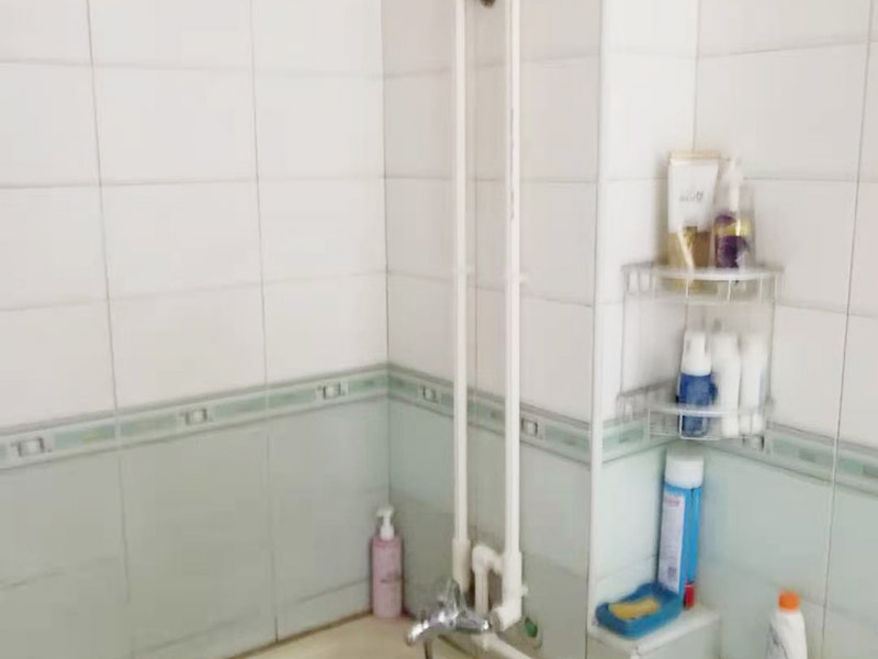 明管安裝維修：第一步是測(cè)量，確定線管和一級(jí)配電箱的固定點(diǎn)位。第二步是加工我們所需要的線管。第三步是線管的安裝和固定。第四步是管路進(jìn)入線盒或者是線盒。