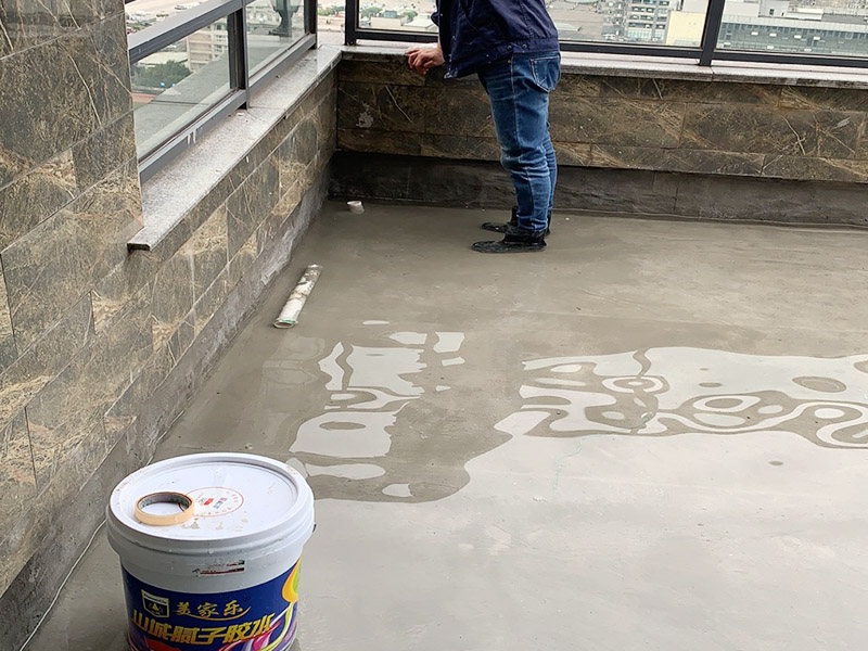 衛(wèi)生間貼磚施工：應(yīng)全部清理墻面上的各類污物，打掃干凈現(xiàn)場(chǎng)，特別是腳落里。用泥刀先批墻，后用水泥漿找平。這個(gè)工序很重要，確保底子平，防止貼后空鼓。墻面要刷防水涂料，防止貼后浸水，一般高度不低于1.8米，刷的時(shí)候會(huì)稍高一些。根據(jù)設(shè)計(jì)鋪貼圖樣的要求，確定排磚方案，用墨斗彈線，以減少施工損耗。用鋸齒鏝刀拉槽這點(diǎn)是目前新工藝區(qū)別老工藝的一點(diǎn)，使用將粘結(jié)劑漿料抹在待鋪貼基層表面，經(jīng)由鋸齒鏝刀梳理后的條狀漿料飽滿并連續(xù)不間斷。瓷磚上墻將經(jīng)過(guò)預(yù)先清潔的瓷磚平整地鋪貼在粘結(jié)劑漿料基層上，使用橡膠錘將瓷磚拍實(shí)鋪平。施工過(guò)程中，可小幅度轉(zhuǎn)動(dòng)瓷磚，使?jié){料與瓷磚背面充分接觸。專家建議在鋪貼時(shí)，隨機(jī)取下已鋪貼于基層上的瓷磚作檢查。確保漿料與瓷磚背面的充分接觸。