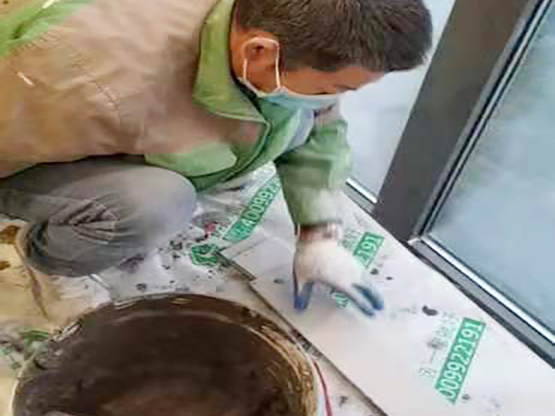 陽(yáng)臺(tái)貼磚施工：需要在粘結(jié)劑量置晾時(shí)間內(nèi)，將準(zhǔn)備好的瓷磚鋪壓到位，垂直于梳理方向輕微搓動(dòng)以排出磚下的空氣。鋪貼到位后用橡皮錘輕擊，用尺寸合適的十字定位架來(lái)調(diào)整表面平整度及接縫的平直。 磁磚盡量不要沾水，按垂直線及水平線保留6--8mm灰縫粘貼牢固后，再做填縫處理，陰雨天最好不要施工，以免水泥污垢增多。填縫后，用木版或其他工具刮去大灰，用6--8#園鋼清理灰縫，以突出磚的立體感，磁磚表面殘留水泥一定等其發(fā)白時(shí)(即干而未凝固時(shí))，用干布或鋸沫(木屑)、大沙、擦凈表面水泥，(注意一定不要用濕布)、布條、海綿等要勤擦勤換。等徹底凝固后，用加長(zhǎng)柄化纖滾筒毛刷沾取20%--30%鹽酸溶液進(jìn)行全面清洗，之后用清水沖凈。這時(shí)要小心操作以免鹽酸沾染人身及衣物哦。