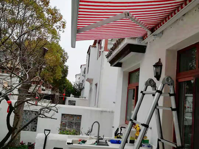 室外雨棚安裝調(diào)試：測(cè)量放線(xiàn)&rarr;安頂棚主骨架&rarr;安裝調(diào)平頂棚次骨架&rarr;安裝外層&rarr;安裝內(nèi)層&rarr;頂棚外部檐口調(diào)整及處理 ①根據(jù)安裝圖紙測(cè)量標(biāo)高和頂棚位置，用墨線(xiàn)彈出頂棚主骨架的位置線(xiàn)。②根據(jù)設(shè)計(jì)圖安裝膨脹螺栓，在將鋼板固定好，將主骨架的中心線(xiàn)投至鋼板。③安裝主骨架時(shí)先安裝兩端，然后再安裝中間部分；先組裝方鋼管，中間與預(yù)埋鋼板焊接。④主骨架安裝完畢后接下來(lái)安裝次骨架，并與主骨架焊接固定好。⑤外層的厚度有20mm，安裝好之后需要打膠，安裝壓條才算全部完成。⑥內(nèi)層的厚度為16mm，安裝前將上層底板擦干凈，也要進(jìn)行打膠和安裝壓條的工序。⑦后安裝外檐，將細(xì)節(jié)部分全部調(diào)整好即可。