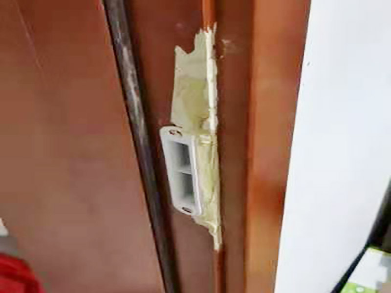 門(mén)框修復(fù)維修：清潔表面，把原有的木門(mén)使用砂紙打磨一遍，根據(jù)需要修補(bǔ)的地方選擇相近的顏色互相調(diào)和，均勻涂抹，并用尾部刮板刮平，用紙巾擦去多余的部分，等待10分鐘就可以干燥了。 有破損，出現(xiàn)裂縫或者是坑?？用嫘枰忍钛a(bǔ)，先把被損壞的地方補(bǔ)上膩?zhàn)?，然后打磨砂紙，再刷底漆和面漆? width=