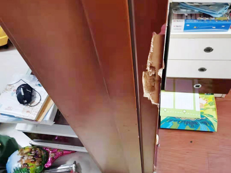 門(mén)框修復(fù)維修：清潔表面，把原有的木門(mén)使用砂紙打磨一遍，根據(jù)需要修補(bǔ)的地方選擇相近的顏色互相調(diào)和，均勻涂抹，并用尾部刮板刮平，用紙巾擦去多余的部分，等待10分鐘就可以干燥了。 有破損，出現(xiàn)裂縫或者是坑?？用嫘枰忍钛a(bǔ)，先把被損壞的地方補(bǔ)上膩?zhàn)?，然后打磨砂紙，再刷底漆和面漆? width=