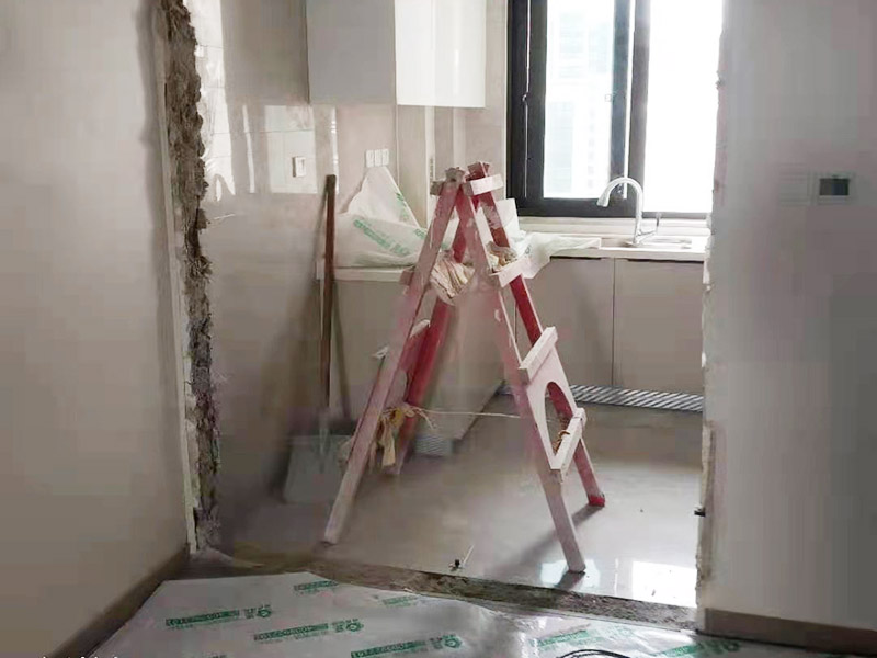 門(mén)框修復(fù)維修：清潔表面，把原有的木門(mén)使用砂紙打磨一遍，根據(jù)需要修補(bǔ)的地方選擇相近的顏色互相調(diào)和，均勻涂抹，并用尾部刮板刮平，用紙巾擦去多余的部分，等待10分鐘就可以干燥了。 有破損，出現(xiàn)裂縫或者是坑。坑面需要先填補(bǔ)，先把被損壞的地方補(bǔ)上膩?zhàn)?，然后打磨砂紙，再刷底漆和面漆? width=