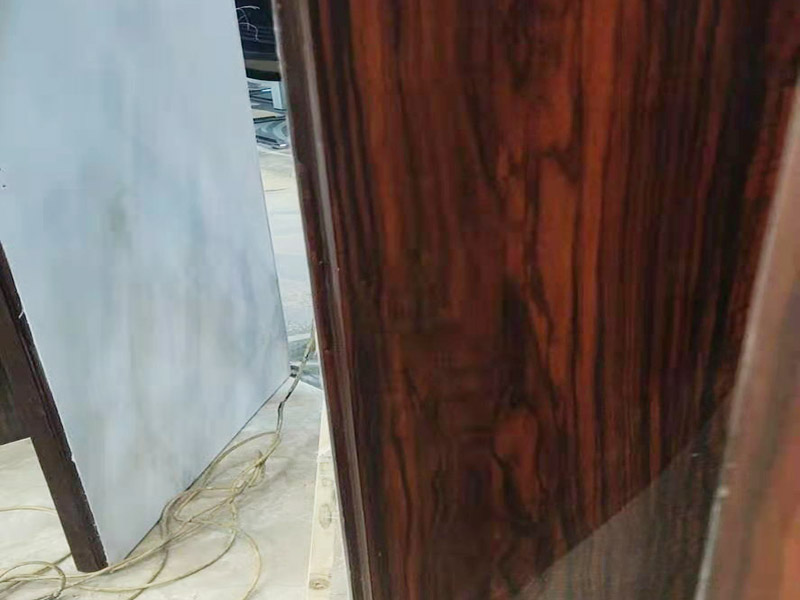 木門修補(bǔ)翻新：首先將破損的洞清理干凈，用砂紙打磨一下除去污垢，將膩?zhàn)雍秃锰钤诳斩磧?nèi)，等膩?zhàn)痈珊笥蒙凹埓蚰ス饣?，或者速干膠干透的木渣也是打磨光滑，除去上邊的灰塵。然后使用修補(bǔ)膏或者油漆對(duì)修補(bǔ)平整光滑的膩?zhàn)由险{(diào)色，還原成與周圍一樣的色彩，用吹風(fēng)機(jī)快速吹干油漆。