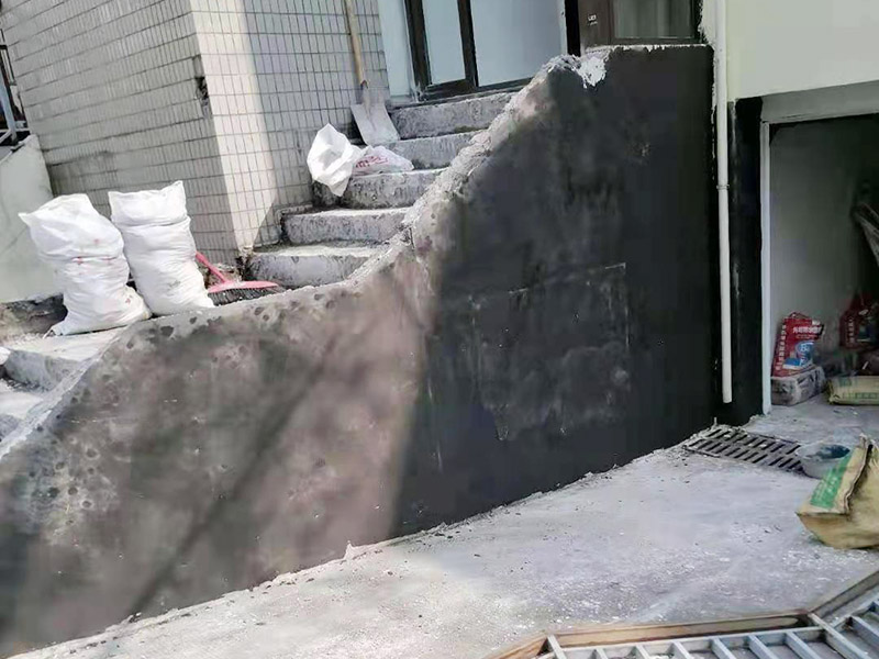 墻面刮膩子粉刷：可以做輕微潤水實驗，檢驗原涂層附著力是否合格，如果原基層膩子較差，則需要鏟除，重新石膏找平。陰角處理兩面&ldquo;彈線&rdquo;（注意垂直度），陽角處理用靠尺就可以了，然后用石膏粉加膠調(diào)制石膏膩子找直。石膏膩子干透后刮膩子（每遍必須徹底干透）。檢查膩子是否干透方法有二：首先觀察顏色是否一致；再就是看打磨的時候有沒&ldquo;粘砂紙&rdquo;現(xiàn)象。