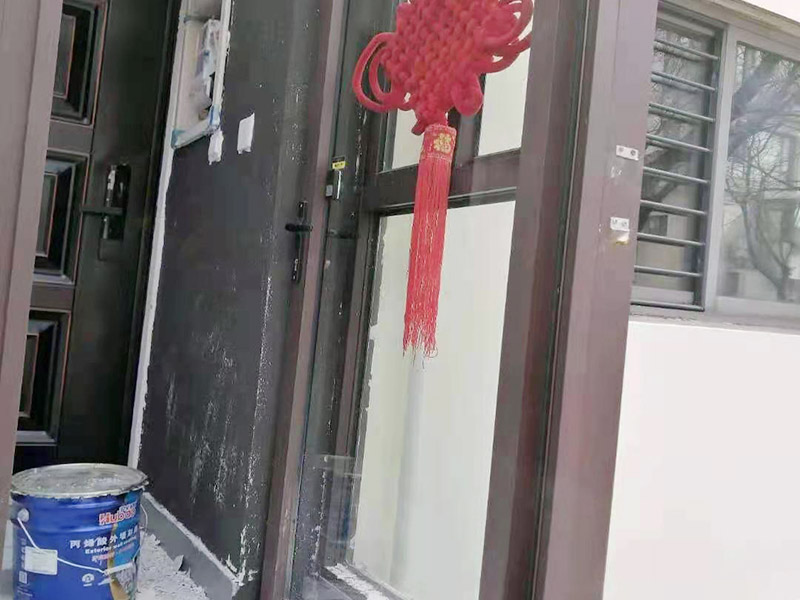 墻面刮膩子粉刷：可以做輕微潤水實驗，檢驗原涂層附著力是否合格，如果原基層膩子較差，則需要鏟除，重新石膏找平。陰角處理兩面&ldquo;彈線&rdquo;（注意垂直度），陽角處理用靠尺就可以了，然后用石膏粉加膠調(diào)制石膏膩子找直。石膏膩子干透后刮膩子（每遍必須徹底干透）。檢查膩子是否干透方法有二：首先觀察顏色是否一致；再就是看打磨的時候有沒&ldquo;粘砂紙&rdquo;現(xiàn)象。