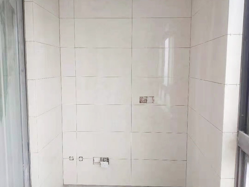 全屋裝修翻新：基層施工 在墻面翻新前,需要先將舊漆面鏟除干凈,之后在進(jìn)行打磨,將墻面的浮沉雜物都清理干凈。成品保護(hù) 基層做完后,需要將施工區(qū)域的家具物件移除,避免在翻新過程中,使家具受到損傷。在刮膩?zhàn)又埃扔贸咦訖z測一下墻面的平整度。在施工時(shí)，對不平整的地方進(jìn)行多次涂刮，修補(bǔ)好不平整的區(qū)域。一般膩?zhàn)庸蝺杀榧纯?，每次膩?zhàn)庸瓮旰笠M(jìn)行打磨，可以讓墻面更加光滑。膩?zhàn)痈赏负螅賹γ孢M(jìn)行油漆涂刷。底漆要先刷，施工力度要均勻，這樣漆膜厚度也相對一致，然后開始面漆施工。一定要讓漆面自然干透。