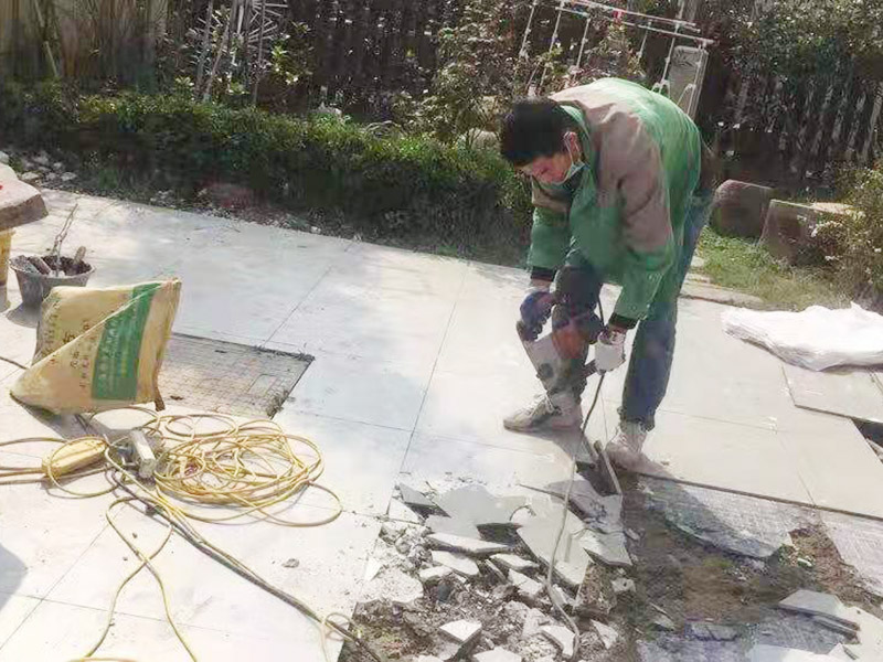 庭院改造翻新：1.先改造水路。將水管全部換成銅管、鋁塑復(fù)合管,增加凈水系統(tǒng)。 2.之后再改造電路。改造電路的時(shí)候要記得將強(qiáng)電與弱電分開,并且選擇對應(yīng)需求的線材。 3.保留老房子的一些特色,例如保留老房子的墻磚等,然后再增加一些個(gè)性的設(shè)計(jì)。 4.使用一些比較大氣的家具。有條件的話可以采用實(shí)木家具來裝飾搭配。 5.用綠植來搭配呼應(yīng)。用好綠植可以使院子里多一些家的氣息,更加的安靜舒適。