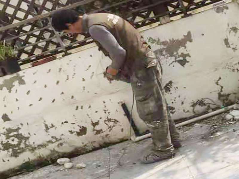 庭院改造翻新：1.先改造水路。將水管全部換成銅管、鋁塑復(fù)合管,增加凈水系統(tǒng)。 2.之后再改造電路。改造電路的時(shí)候要記得將強(qiáng)電與弱電分開,并且選擇對應(yīng)需求的線材。 3.保留老房子的一些特色,例如保留老房子的墻磚等,然后再增加一些個(gè)性的設(shè)計(jì)。 4.使用一些比較大氣的家具。有條件的話可以采用實(shí)木家具來裝飾搭配。 5.用綠植來搭配呼應(yīng)。用好綠植可以使院子里多一些家的氣息,更加的安靜舒適。