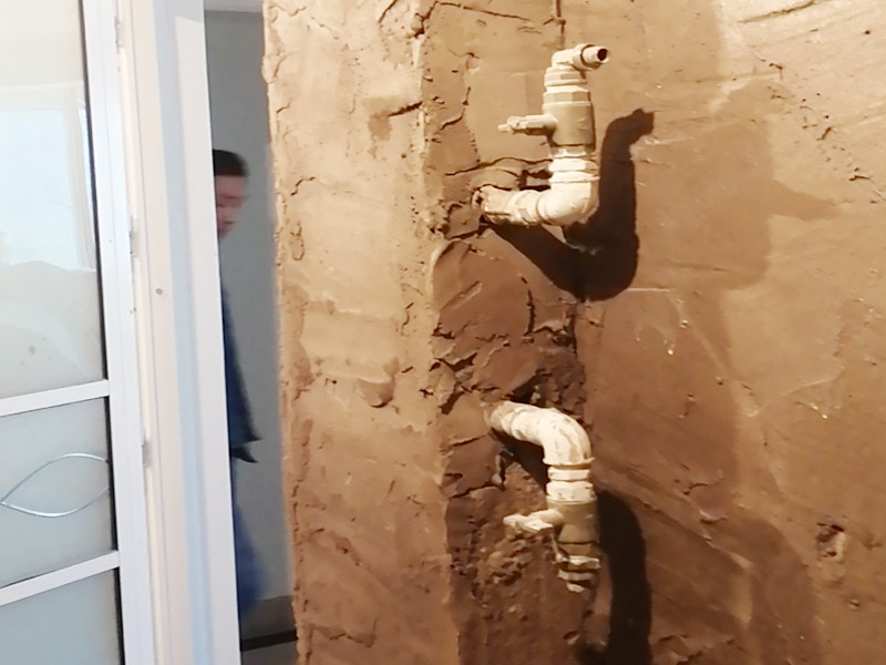 廁所重新裝修：、在同一房間內(nèi)，同類型的采暖設(shè)備、衛(wèi)生器具及管道配件，除有特殊要求外，應(yīng)安裝在同一高度上。2、明裝管道成排安裝時(shí)，直線部分應(yīng)互相平行。曲線部分：當(dāng)管道水平或垂直并行時(shí)，應(yīng)與直線部分保持等距；管道水平上下并行時(shí)，彎管部分的曲率半徑應(yīng)一致。3、管道采用粘接接口，管端插入承口的深度不得小于表3．3.15的規(guī)定。