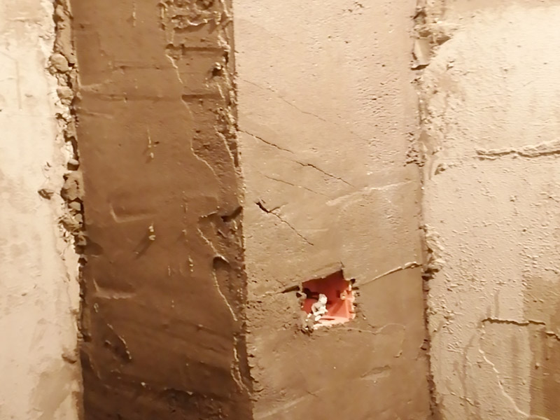 廁所重新裝修：、在同一房間內(nèi)，同類型的采暖設(shè)備、衛(wèi)生器具及管道配件，除有特殊要求外，應(yīng)安裝在同一高度上。2、明裝管道成排安裝時(shí)，直線部分應(yīng)互相平行。曲線部分：當(dāng)管道水平或垂直并行時(shí)，應(yīng)與直線部分保持等距；管道水平上下并行時(shí)，彎管部分的曲率半徑應(yīng)一致。3、管道采用粘接接口，管端插入承口的深度不得小于表3．3.15的規(guī)定。