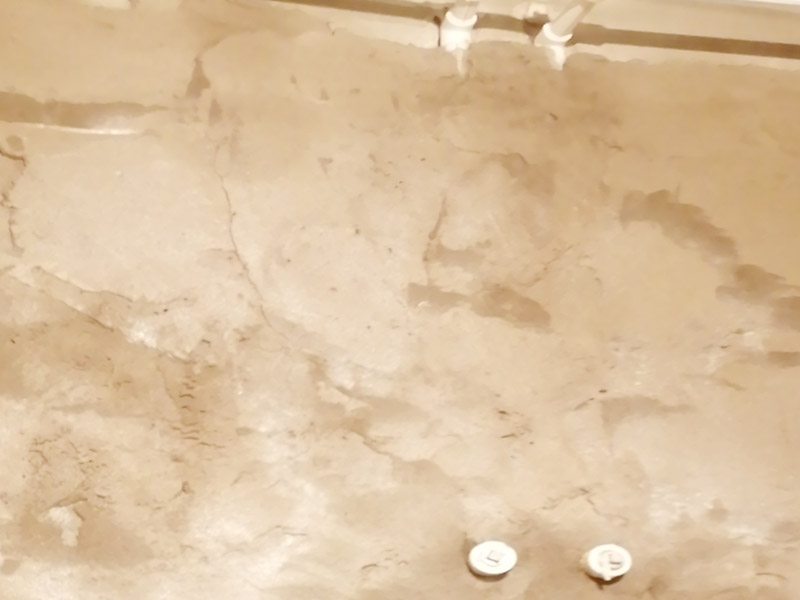 廁所重新裝修：、在同一房間內(nèi)，同類型的采暖設(shè)備、衛(wèi)生器具及管道配件，除有特殊要求外，應(yīng)安裝在同一高度上。2、明裝管道成排安裝時(shí)，直線部分應(yīng)互相平行。曲線部分：當(dāng)管道水平或垂直并行時(shí)，應(yīng)與直線部分保持等距；管道水平上下并行時(shí)，彎管部分的曲率半徑應(yīng)一致。3、管道采用粘接接口，管端插入承口的深度不得小于表3．3.15的規(guī)定。