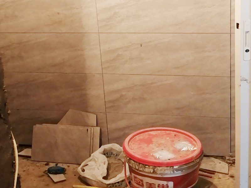 廁所重新裝修：、在同一房間內(nèi)，同類型的采暖設(shè)備、衛(wèi)生器具及管道配件，除有特殊要求外，應(yīng)安裝在同一高度上。2、明裝管道成排安裝時(shí)，直線部分應(yīng)互相平行。曲線部分：當(dāng)管道水平或垂直并行時(shí)，應(yīng)與直線部分保持等距；管道水平上下并行時(shí)，彎管部分的曲率半徑應(yīng)一致。3、管道采用粘接接口，管端插入承口的深度不得小于表3．3.15的規(guī)定。