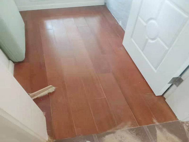 地板修復(fù)維修：擦拭木地板 要擦拭木地板盡量使用靜電拖把，因?yàn)槟镜匕宀灰苏从羞^(guò)多的水分，這樣可以使木地板可以使用更長(zhǎng)的時(shí)間，如果是實(shí)木地板，在擦拭前可噴灑一些精油效果更好。 修補(bǔ)大刮痕 要修補(bǔ)較深、較大的刮痕比較麻煩，我們要選擇與木地板顏色相近的修補(bǔ)膏，擠在刮痕處，然后用刮刀將其抹平、涂勻，必要的時(shí)候可以多涂一些，也可以有一定的效果。