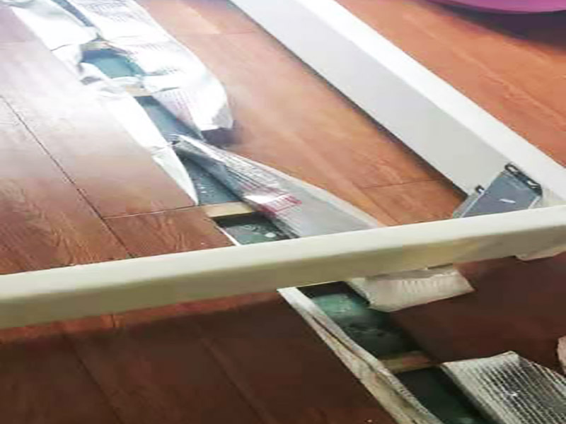 地板修復(fù)維修：擦拭木地板 要擦拭木地板盡量使用靜電拖把，因?yàn)槟镜匕宀灰苏从羞^(guò)多的水分，這樣可以使木地板可以使用更長(zhǎng)的時(shí)間，如果是實(shí)木地板，在擦拭前可噴灑一些精油效果更好。 修補(bǔ)大刮痕 要修補(bǔ)較深、較大的刮痕比較麻煩，我們要選擇與木地板顏色相近的修補(bǔ)膏，擠在刮痕處，然后用刮刀將其抹平、涂勻，必要的時(shí)候可以多涂一些，也可以有一定的效果。