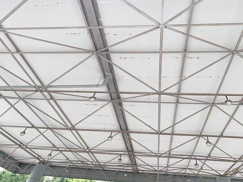 加油站漏水施工：先由專業(yè)人員檢查有無裂縫，根據(jù)前面的方案處理好裂縫后，在整個屋面鋪上防水卷材，若要加強防水效果，還可以再鋪上隔熱板，由于隔熱板的高度在20厘米以上，能夠達到保護防水層和隔熱保溫的雙重效果。 一般情況下專業(yè)施工隊會使用吊籃，由維修人員在外墻施工。處理辦法是：大裂縫可用堵漏王，小裂縫可用玻璃膠來補漏，修補時用外墻防水劑，噴上幾道之后就可以了。由于外墻裂縫補漏需要高空作業(yè)，市民一定要請專業(yè)施工隊來處理，以防安全事故放生。