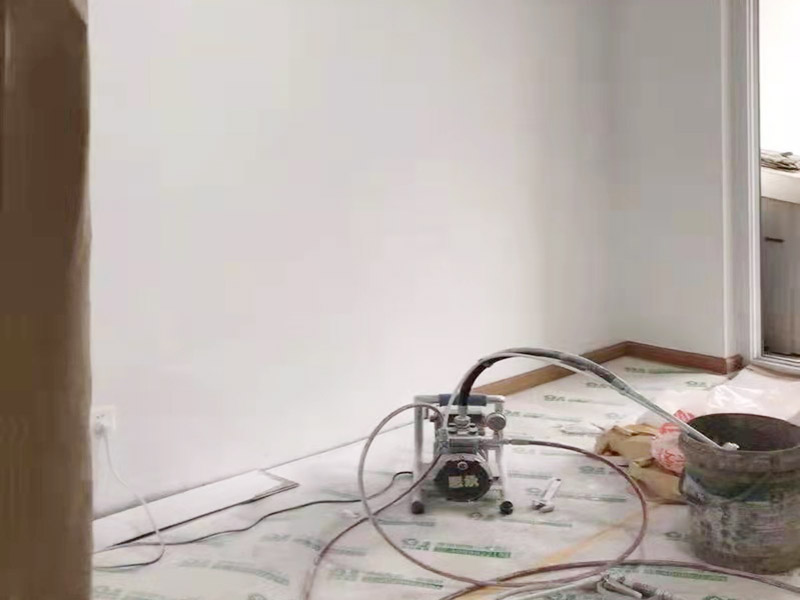 全屋裝修翻新:對(duì)于原有空間布局不滿意，需要重新規(guī)劃，那勢(shì)必就會(huì)對(duì)房屋的墻體進(jìn)行安排。拆除、砌墻等等。水電施工基本原則：走頂不走地，頂不能走，考慮走墻，墻也不能走，才考慮走地。 在開(kāi)線槽前，要先做好線路定位，主要考慮開(kāi)關(guān)、插座、燈具等電器的位置。此時(shí)可進(jìn)行櫥柜的第一次測(cè)量。嚴(yán)格的監(jiān)督水電工程中的質(zhì)量及一些相關(guān)的隱患問(wèn)題，及早發(fā)現(xiàn)及早解決。