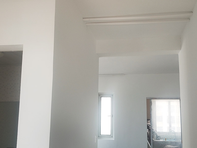 全屋裝修翻新:對(duì)于原有空間布局不滿意，需要重新規(guī)劃，那勢(shì)必就會(huì)對(duì)房屋的墻體進(jìn)行安排。拆除、砌墻等等。水電施工基本原則：走頂不走地，頂不能走，考慮走墻，墻也不能走，才考慮走地。 在開(kāi)線槽前，要先做好線路定位，主要考慮開(kāi)關(guān)、插座、燈具等電器的位置。此時(shí)可進(jìn)行櫥柜的第一次測(cè)量。嚴(yán)格的監(jiān)督水電工程中的質(zhì)量及一些相關(guān)的隱患問(wèn)題，及早發(fā)現(xiàn)及早解決。 清理舊墻面:對(duì)墻面先進(jìn)行清楚表層,因?yàn)楸韺有枰幚砀蓛?把面上凹凸不平的地方修復(fù)平整。刮頭遍膩?zhàn)?選擇顆粒細(xì)度較高,質(zhì)地較硬的膩?zhàn)舆M(jìn)行工作。刮完后打磨,完成打磨工作后,記得要將墻面清掃一遍,避免因粉塵太多,影響墻漆的附著力。刷底漆:如果墻面用漆量較大,建議在底漆中適量多加點(diǎn)水,在涂刷過(guò)程中一定要確保墻面的每個(gè)地方都要刷上底漆,并且涂刷均勻。