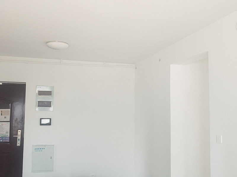 全屋裝修翻新:對(duì)于原有空間布局不滿意，需要重新規(guī)劃，那勢(shì)必就會(huì)對(duì)房屋的墻體進(jìn)行安排。拆除、砌墻等等。水電施工基本原則：走頂不走地，頂不能走，考慮走墻，墻也不能走，才考慮走地。 在開(kāi)線槽前，要先做好線路定位，主要考慮開(kāi)關(guān)、插座、燈具等電器的位置。此時(shí)可進(jìn)行櫥柜的第一次測(cè)量。嚴(yán)格的監(jiān)督水電工程中的質(zhì)量及一些相關(guān)的隱患問(wèn)題，及早發(fā)現(xiàn)及早解決。 清理舊墻面:對(duì)墻面先進(jìn)行清楚表層,因?yàn)楸韺有枰幚砀蓛?把面上凹凸不平的地方修復(fù)平整。刮頭遍膩?zhàn)?選擇顆粒細(xì)度較高,質(zhì)地較硬的膩?zhàn)舆M(jìn)行工作。刮完后打磨,完成打磨工作后,記得要將墻面清掃一遍,避免因粉塵太多,影響墻漆的附著力。刷底漆:如果墻面用漆量較大,建議在底漆中適量多加點(diǎn)水,在涂刷過(guò)程中一定要確保墻面的每個(gè)地方都要刷上底漆,并且涂刷均勻。