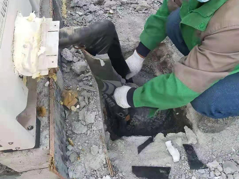 水管做防水卷材施工：如在屋面上設(shè)計(jì)有彩鋼坡屋頂。通常情況下是在彩鋼坡屋頂沒(méi)有安裝彩鋼板前，鋪設(shè)防水卷材(因安裝彩鋼板后，鋼結(jié)構(gòu)屋頂內(nèi)十分黑暗，雖可人工照明，但空間狹小，不利于施工)。在安裝彩鋼板時(shí)，施工作業(yè)人員要頻繁踩踏卷材，難免要對(duì)防水層造成破壞，而滿(mǎn)粘的卷材在一定程度上可以承受這種外力的沖擊，而不至于移位，接縫撕裂。