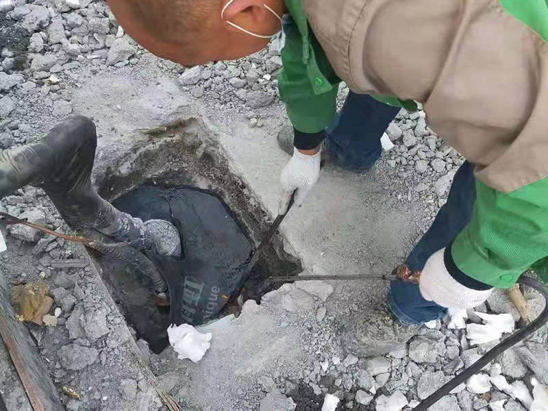 水管做防水卷材施工：如在屋面上設(shè)計(jì)有彩鋼坡屋頂。通常情況下是在彩鋼坡屋頂沒(méi)有安裝彩鋼板前，鋪設(shè)防水卷材(因安裝彩鋼板后，鋼結(jié)構(gòu)屋頂內(nèi)十分黑暗，雖可人工照明，但空間狹小，不利于施工)。在安裝彩鋼板時(shí)，施工作業(yè)人員要頻繁踩踏卷材，難免要對(duì)防水層造成破壞，而滿(mǎn)粘的卷材在一定程度上可以承受這種外力的沖擊，而不至于移位，接縫撕裂。