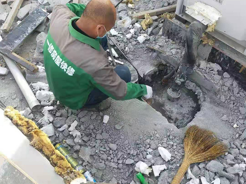 水管做防水卷材施工：如在屋面上設(shè)計(jì)有彩鋼坡屋頂。通常情況下是在彩鋼坡屋頂沒(méi)有安裝彩鋼板前，鋪設(shè)防水卷材(因安裝彩鋼板后，鋼結(jié)構(gòu)屋頂內(nèi)十分黑暗，雖可人工照明，但空間狹小，不利于施工)。在安裝彩鋼板時(shí)，施工作業(yè)人員要頻繁踩踏卷材，難免要對(duì)防水層造成破壞，而滿(mǎn)粘的卷材在一定程度上可以承受這種外力的沖擊，而不至于移位，接縫撕裂。