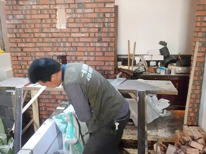 室內(nèi)水泥砌紅磚：要想在家中裝修一面紅磚砌墻，施工工人一般都會(huì)使用鋼化的方法。鋼化之后的紅磚砌墻不僅光澤度好，而且硬度還高，用指甲都不會(huì)留下什么痕跡。但是這種工藝的本身并不是膩?zhàn)?，因?yàn)槟佔(zhàn)邮亲鳛槊鎸觼?lái)打底用的，所以必須要具有一定的粗糙度、吸水性、延展性，這樣附著力才好，也不會(huì)導(dǎo)致墻漆快速干裂。在做了鋼化之后，就可以不用再上乳膠漆了。因?yàn)榧t磚砌墻的附著力和吸水性都很差，如果要比較與墻漆的好壞，從環(huán)保的角度來(lái)說(shuō)，墻漆無(wú)疑是最好的。