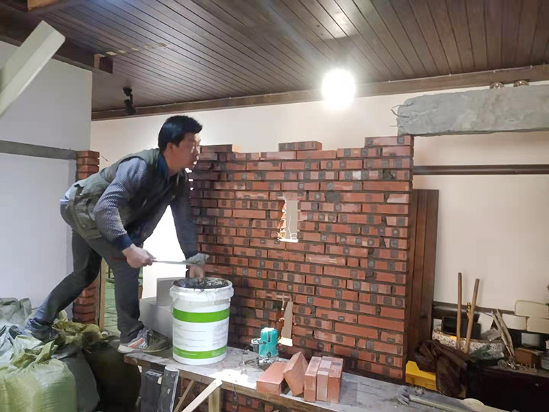 室內(nèi)水泥砌紅磚：要想在家中裝修一面紅磚砌墻，施工工人一般都會(huì)使用鋼化的方法。鋼化之后的紅磚砌墻不僅光澤度好，而且硬度還高，用指甲都不會(huì)留下什么痕跡。但是這種工藝的本身并不是膩?zhàn)樱驗(yàn)槟佔(zhàn)邮亲鳛槊鎸觼?lái)打底用的，所以必須要具有一定的粗糙度、吸水性、延展性，這樣附著力才好，也不會(huì)導(dǎo)致墻漆快速干裂。在做了鋼化之后，就可以不用再上乳膠漆了。因?yàn)榧t磚砌墻的附著力和吸水性都很差，如果要比較與墻漆的好壞，從環(huán)保的角度來(lái)說(shuō)，墻漆無(wú)疑是最好的。