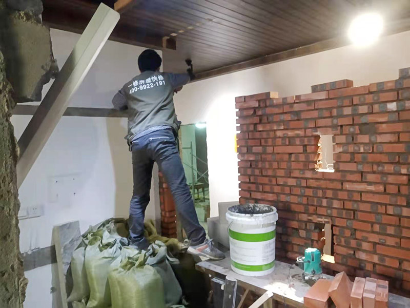 室內(nèi)水泥砌紅磚：要想在家中裝修一面紅磚砌墻，施工工人一般都會(huì)使用鋼化的方法。鋼化之后的紅磚砌墻不僅光澤度好，而且硬度還高，用指甲都不會(huì)留下什么痕跡。但是這種工藝的本身并不是膩?zhàn)?，因?yàn)槟佔(zhàn)邮亲鳛槊鎸觼?lái)打底用的，所以必須要具有一定的粗糙度、吸水性、延展性，這樣附著力才好，也不會(huì)導(dǎo)致墻漆快速干裂。在做了鋼化之后，就可以不用再上乳膠漆了。因?yàn)榧t磚砌墻的附著力和吸水性都很差，如果要比較與墻漆的好壞，從環(huán)保的角度來(lái)說(shuō)，墻漆無(wú)疑是最好的。