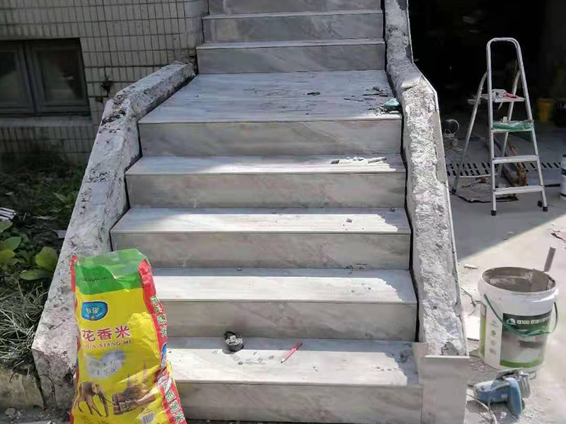 庭院防水貼磚：基層清理平整。其實(shí)不用說大家都知道開始的時(shí)候肯定是地面平整，定好大致的高度，然后整平夯實(shí)。水平定點(diǎn)，基層硬化。所有的造型定位之后，在規(guī)劃好的區(qū)域之內(nèi)就需要精確定點(diǎn)，做好標(biāo)高處理，然后進(jìn)行基層硬化。鋪貼透水磚，勾縫處理。做好前面的所有準(zhǔn)備工作就可以鋪貼透水磚了，按照自己最滿意的鋪貼花式來施工即可，最后用水泥砂漿勾縫處理。